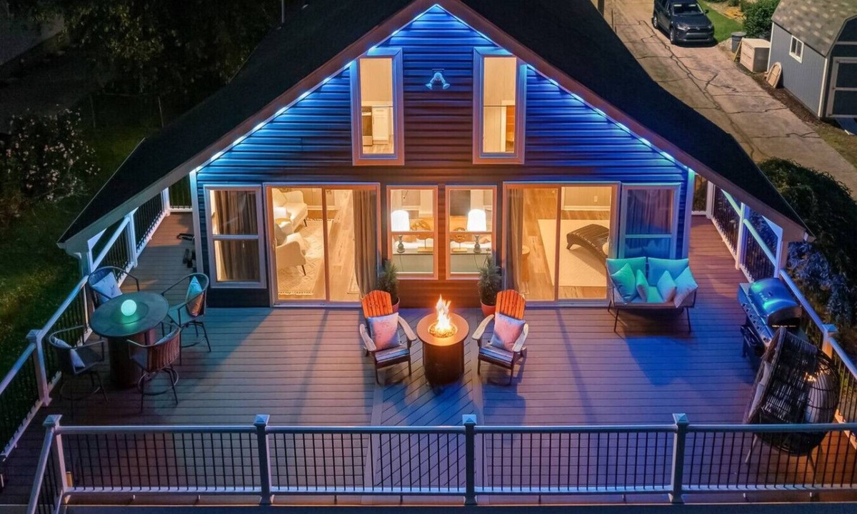 McKnight House | Riverfront Gem. Near RMU, Fire Pit, BIG Yard and Deck