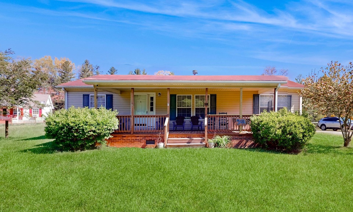 Sparta House | Riverfront home with a large yard, fireplace, deck, & washer/dryer