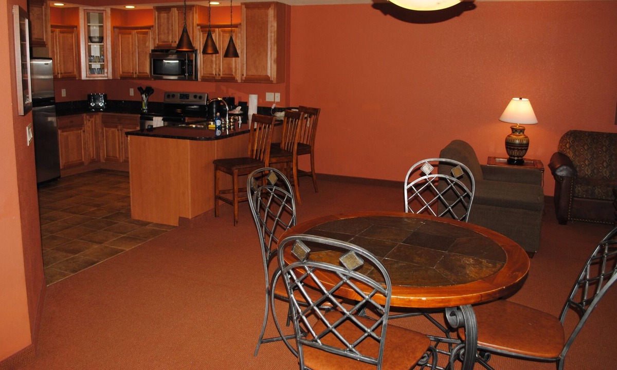 Wisconsin Dells Condo | RIVERFRONT.JACUZZI tub!!.FREE Noah's Ark WATER PARK access for SUMMER!!