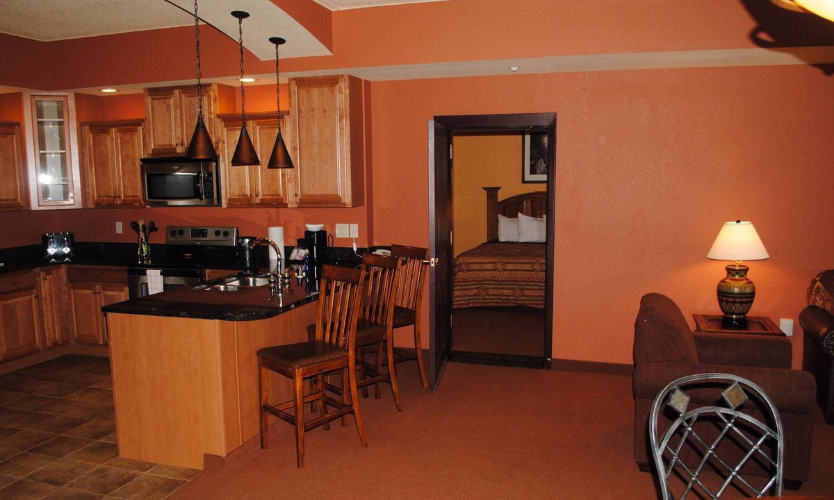 Wisconsin Dells Condo | RIVERFRONT.JACUZZI tub!!.FREE Noah's Ark WATER PARK access for SUMMER!!