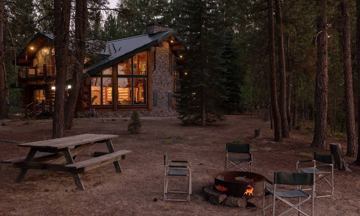 La Pine Cabin | Riverfront La Pine Luxurious Log Cabin