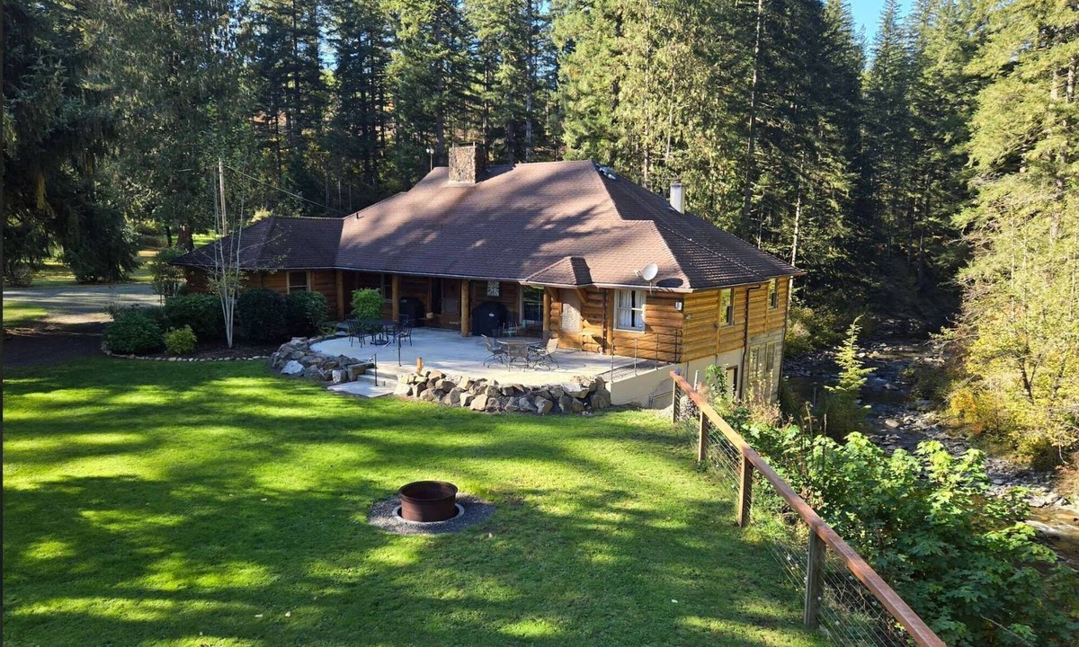 Washougal House | Riverfront Lodge on 200 acres in Southwest Washington