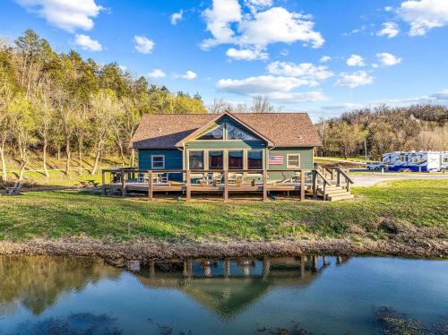 Cotter House | Riverfront Luxury Cabin Retreat with Breathtaking Views on the Banks of the Arkansas White River