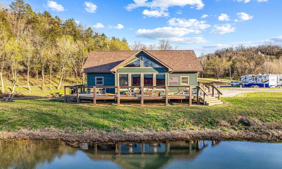 Cotter Cabin | Riverfront Luxury Cabin Retreat with Breathtaking Views on the Banks of the Arkansas White River