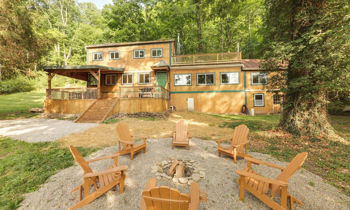 Camp Dennison Cottage | Riverfront Milford Getaway w/Kayaks + Deck!