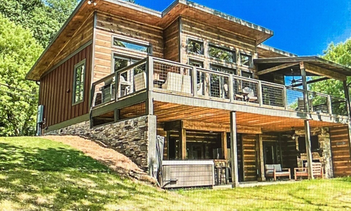 Ellijay Cabin | Riverfront Mountain Modern Cabin with hot tub very close to downtown Ellijay.