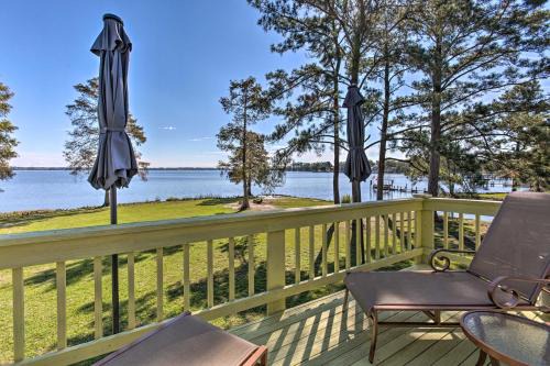 New Bern House | Riverfront New Bern House: Gourmet Kitchen & View!