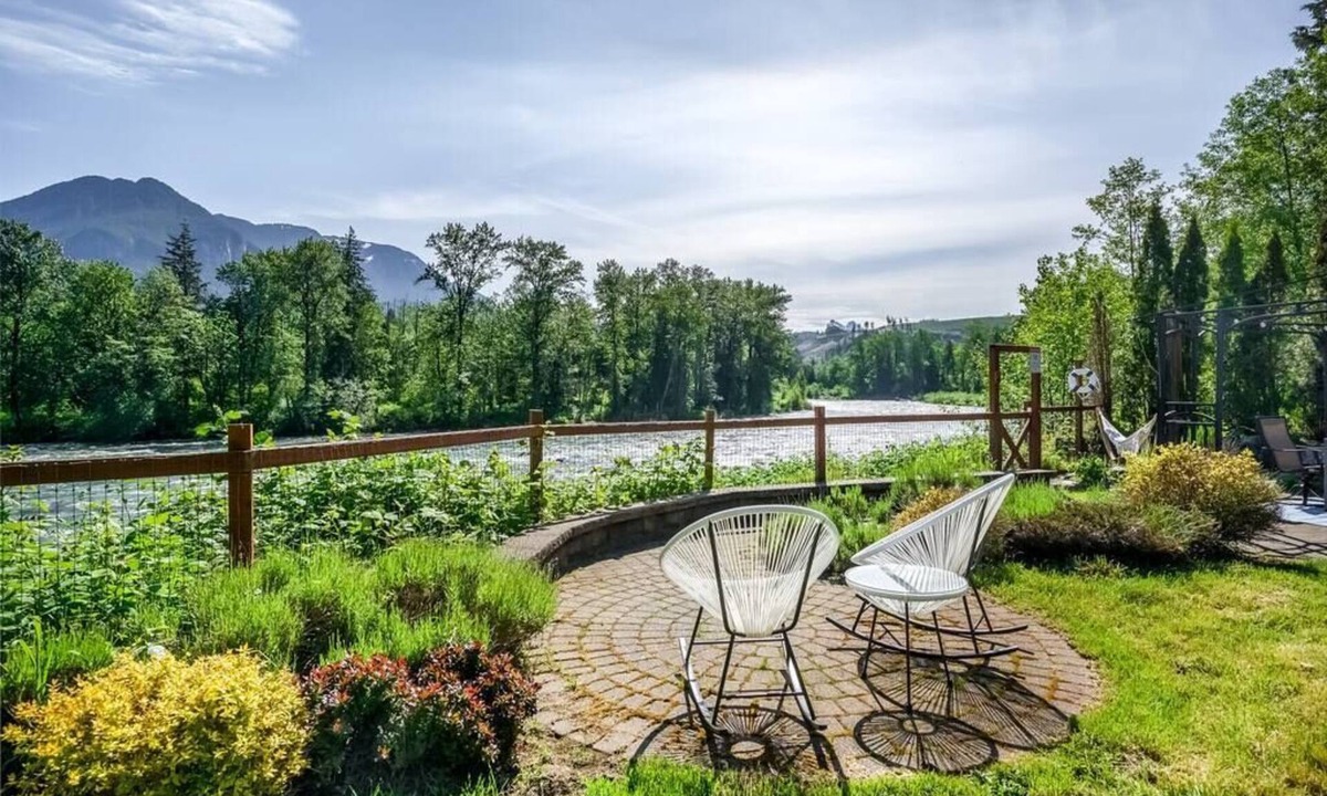 Gold Bar House | Riverfront Paradise w/Hot Tub-Little River House