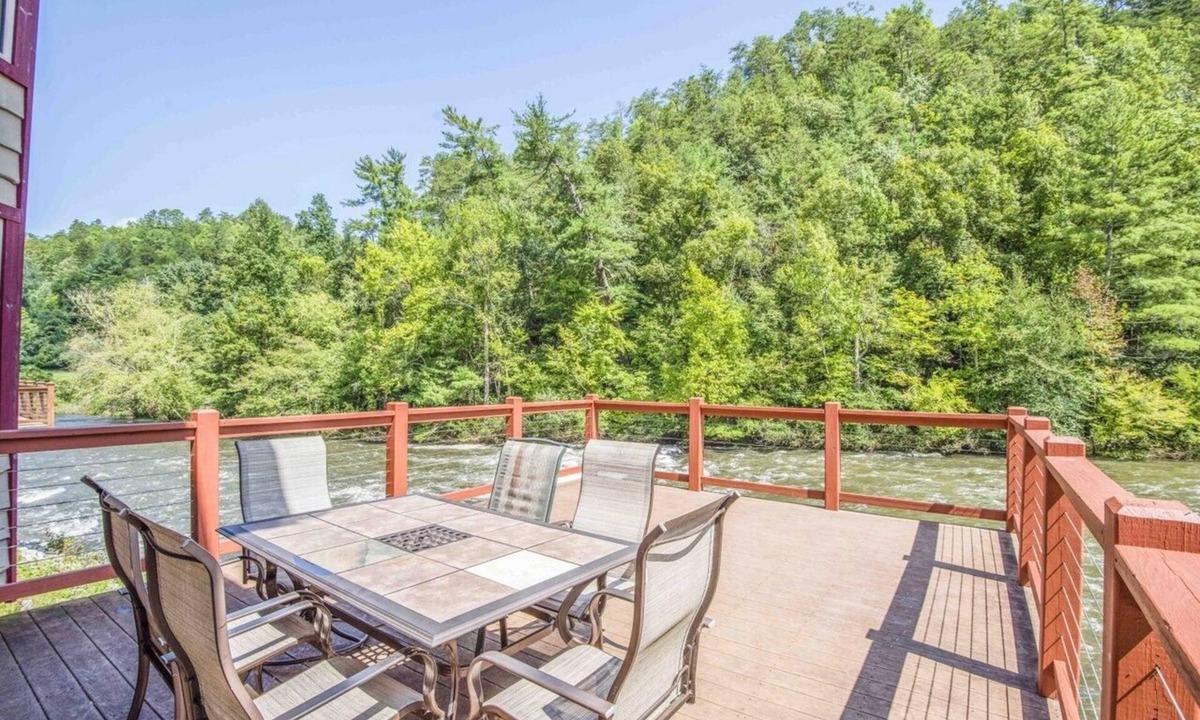 La Romieu Cabin | Riverfront Premium Cabin