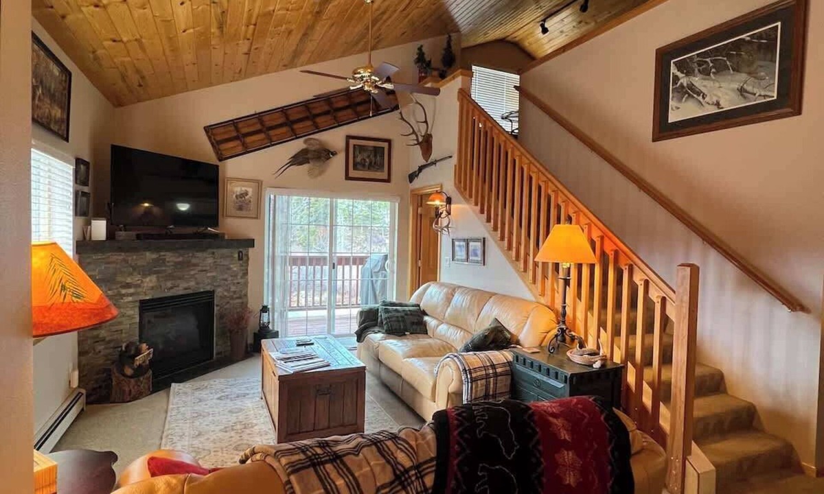 Breckenridge Condo | Riverfront Retreat with Hot Tub