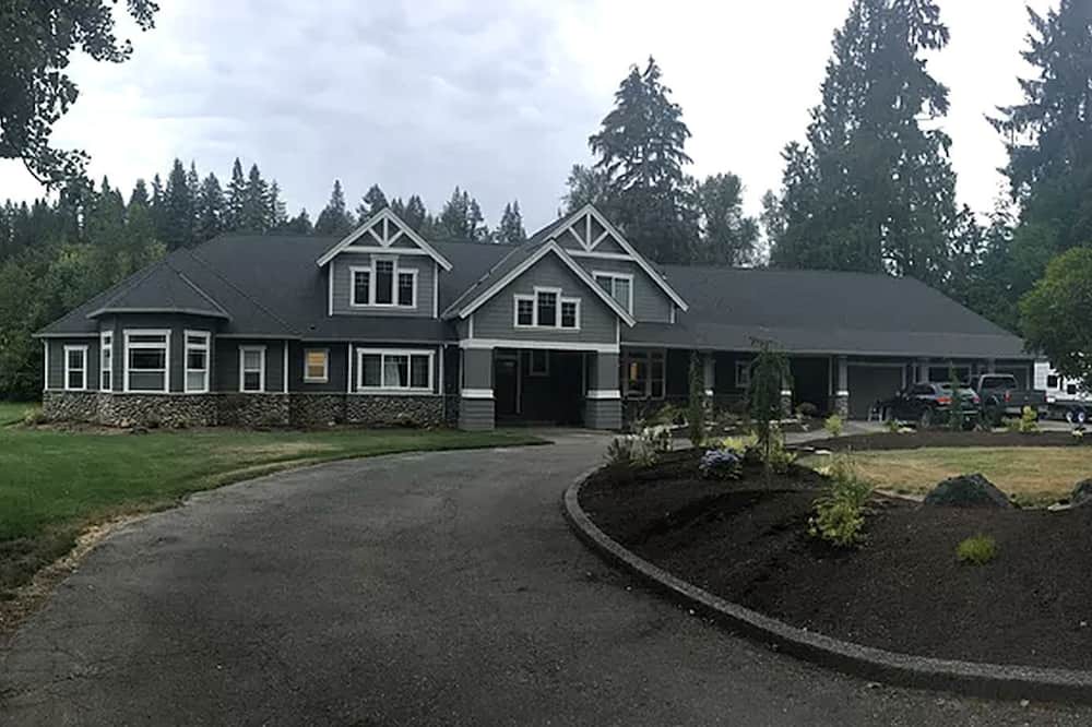Granite Falls Cabin | Riverfront Romantic Getaway Rental near Mount Pilchuck in Granite Falls, Washington