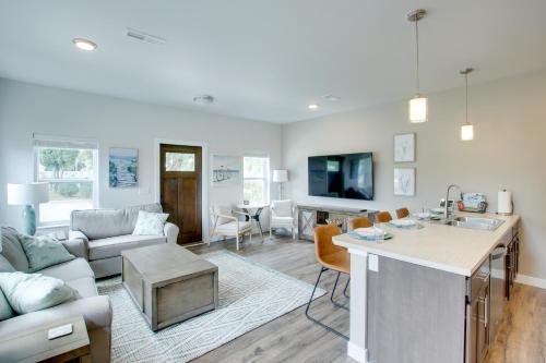 Sheboygan House | Riverfront Sheboygan Townhome w/Grill!