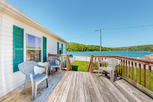 Andersonville House | Riverfront Stay Sleeps 6 Deck Firepit Water View