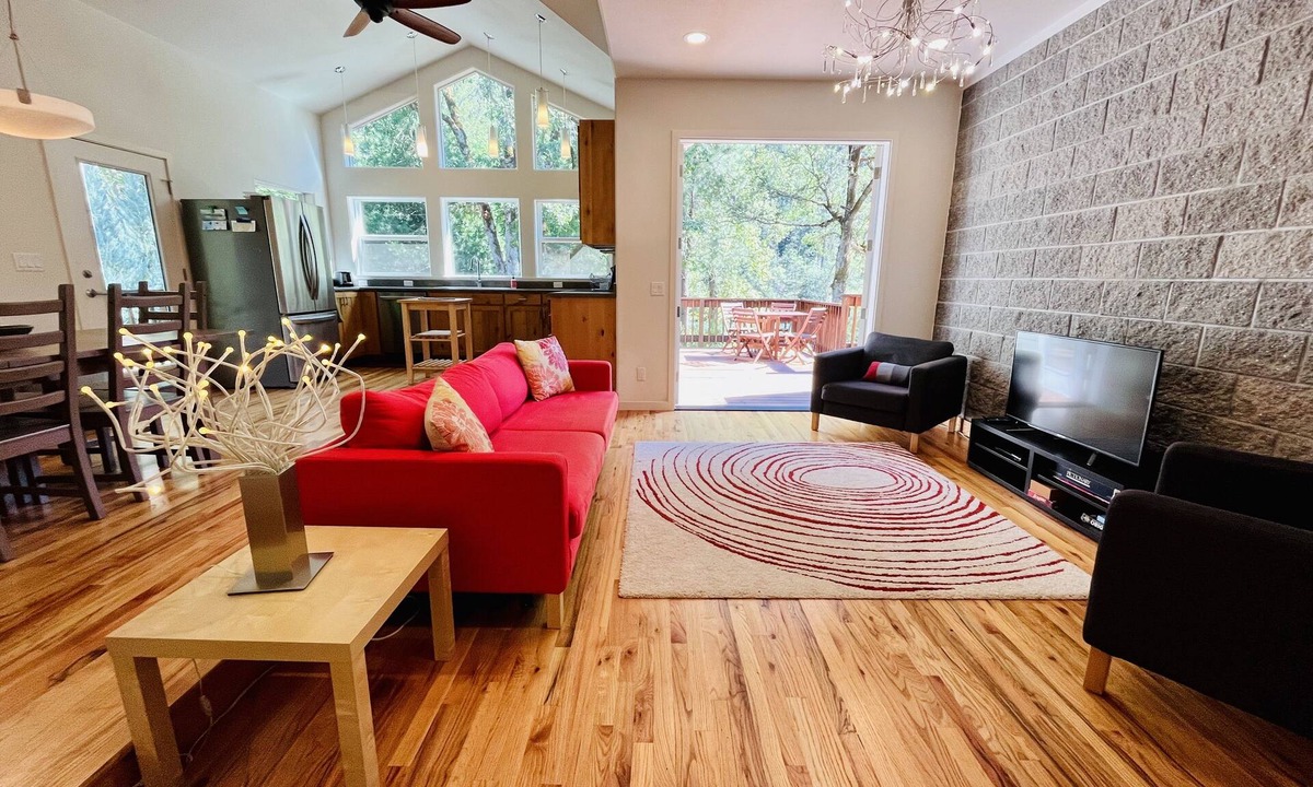 Trail House | Riverfront Stunning Open Concept 3bdrm near outdoor activities