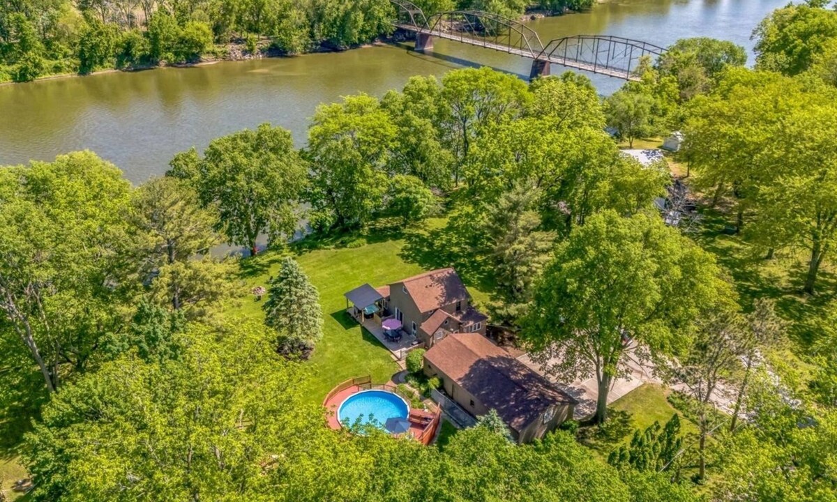 Lyndon House | Riverfront, swimming pool, hot tub, pickleball court, basketball, billiard