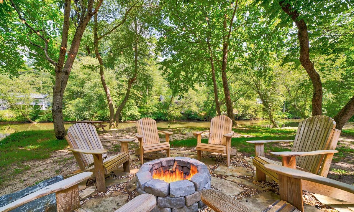 Ellijay Cabin | RIVERFRONT+ Tubing + Hot Tub + Downtown + Wineries