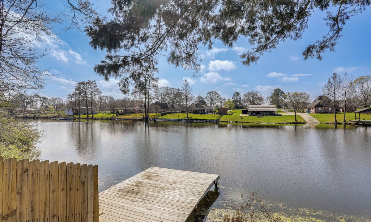 Wickliffe House | Riverfront Ventress Home w/Patio & Shared Pier