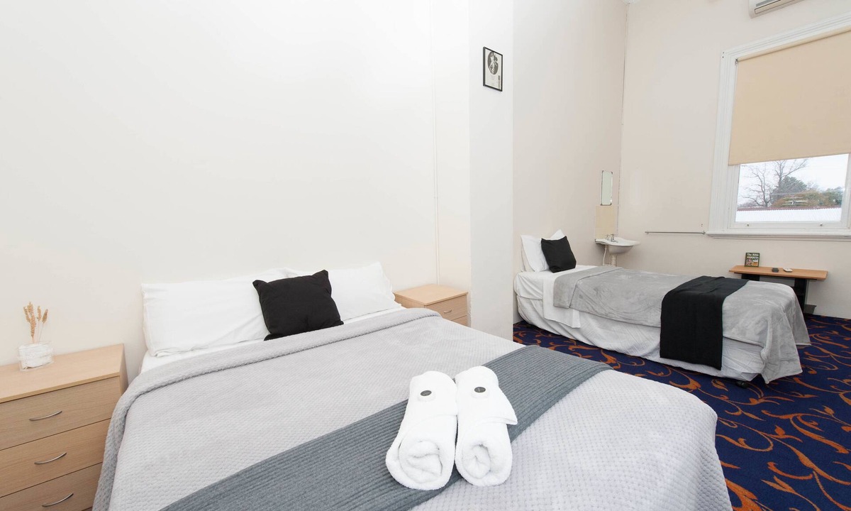 Holbrook Hotel | Riverina Hotel