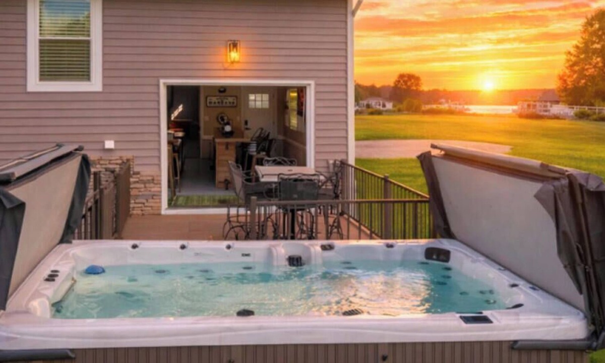 Caseville House | River’s Bend Sanctuary- WALK to Beach & Downtown