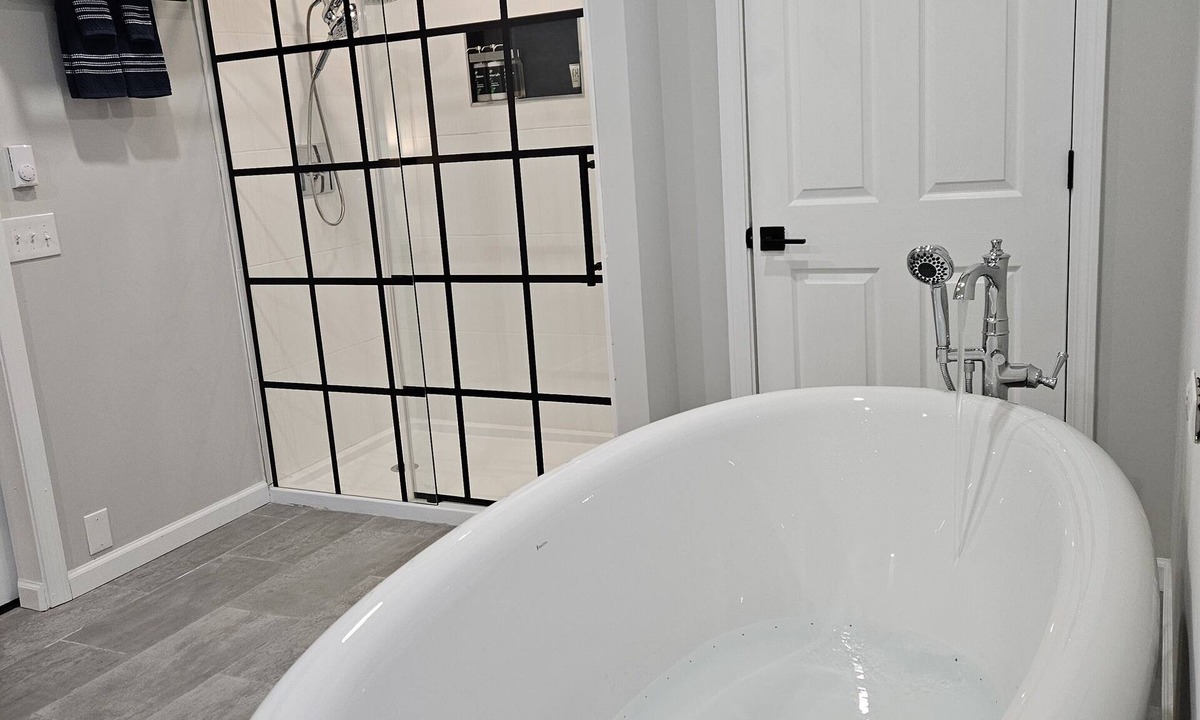 Guilford House | Rivers Edge Unique Newly Renovated River Spa Free-Standing Air Jet Tub retreat