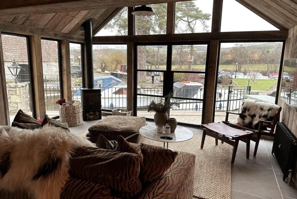 Saltford Apartment | Riverside 2 Bed Cabin With Paddle Boards & Bikes