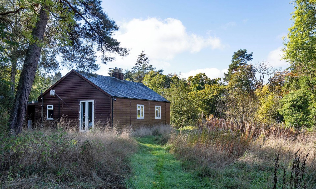 Selkirk Cabin | Riverside Cabin in pretty Ettrickbridge, just a short walk to village pub.