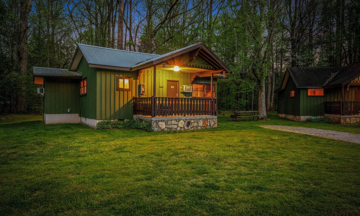Pittman Center Cabin | Riverside Cabin, minutes to Downtown Gatlinburg. Free attraction tickets