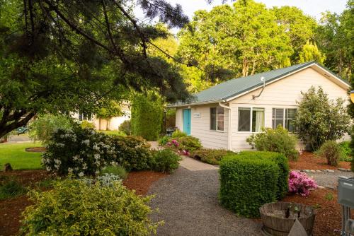 Sheridan House | Riverside Cottage on River, by Wineries & Casino