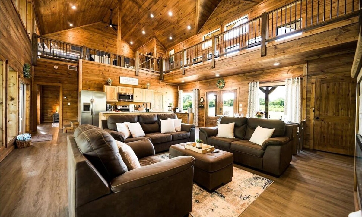 Golden Cabin | Riverside Family Cabin, Pets, Kayaks, Nintendo, Ping Pong. FREE Gym at Sweat Shack.