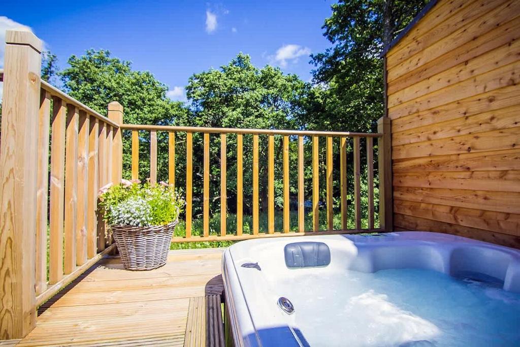 Killin House | Riverside Hideaway for Two Hot Tub River Lochay