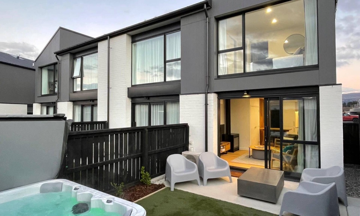 Albert Town House | Riverside Lodge - Luxury Two Bedroom With Hot Tub