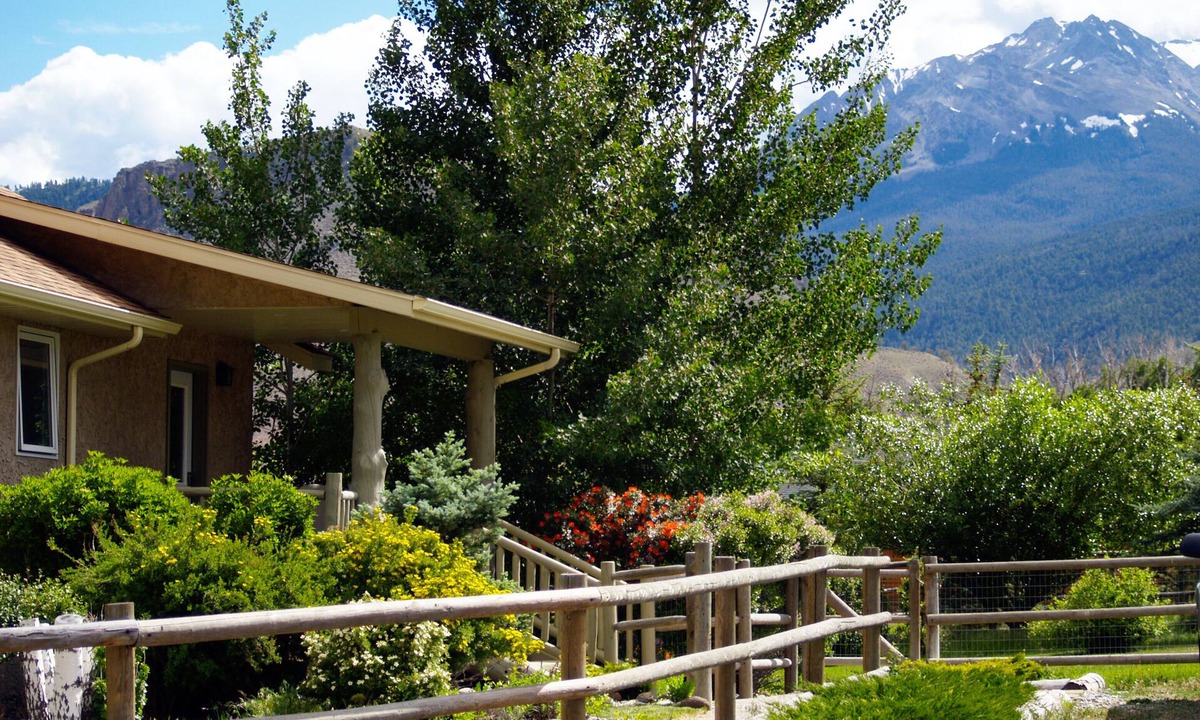 Gardiner House | RIVERSIDE LODGE: wildlife watching, fishing, hiking from the house. Next to YNP!