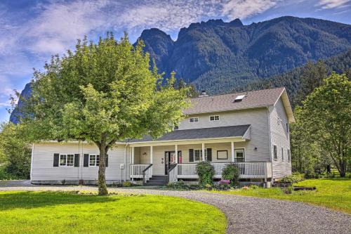 North Bend House | Riverside North Bend Oasis: Stunning Mountain View
