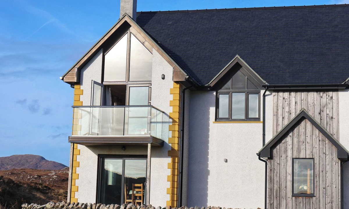 Finsbay Cottage | RIVERSIDE, pet friendly, character holiday cottage in Leverburgh