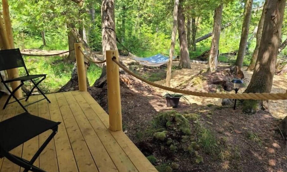 Chatsworth Cabin | Riverside Retreat waterfront Luxury Glamping King size bed and very private