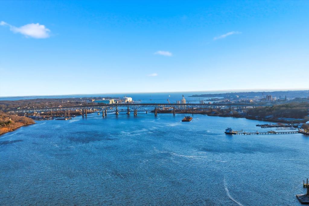 Conning Towers Nautilus Park Apartment | Riverside Retreat Waterfront Guest Suite