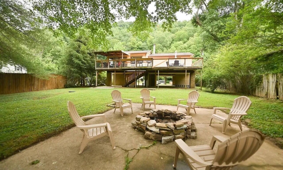 Lawrenceburg House | Riverside Roost -bourbon themed waterfront home