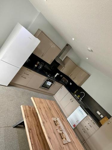 Wick House | Riverside Townhouse - Sleeps 10 - Parking & Pets - Coast Serviced Apartments - Enquire for Trade & Long Stays