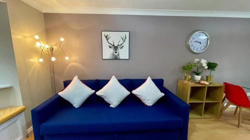 Reading City Centre Apartment | RiverView 1 Bed Apartment with Parking by CozyNest