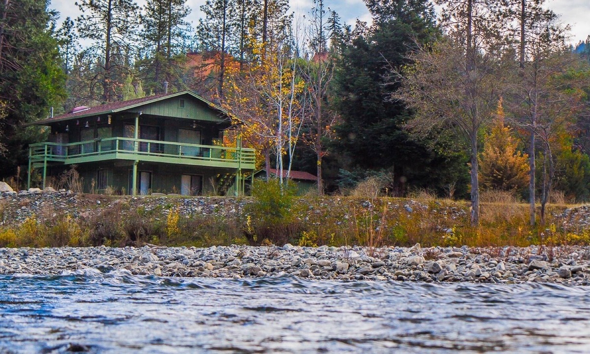 Junction City House | RiverView Cabin steps from the Trinity River and 10-minutes from Weaverville