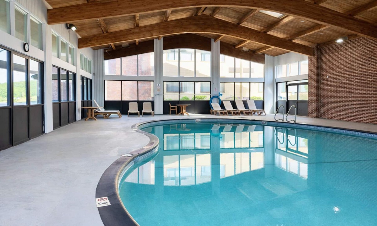 Somerset Hotel | Riverview Inn & Suites
