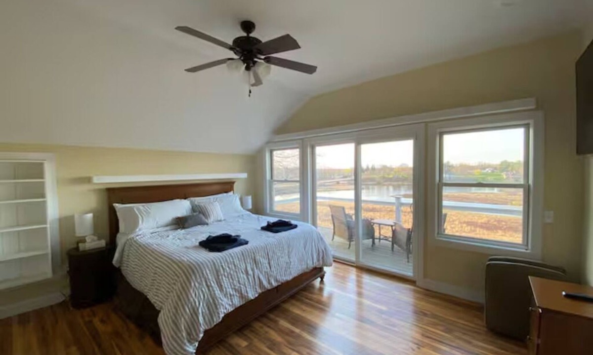 Port Ontario House | Riverview Lodge Master Suite