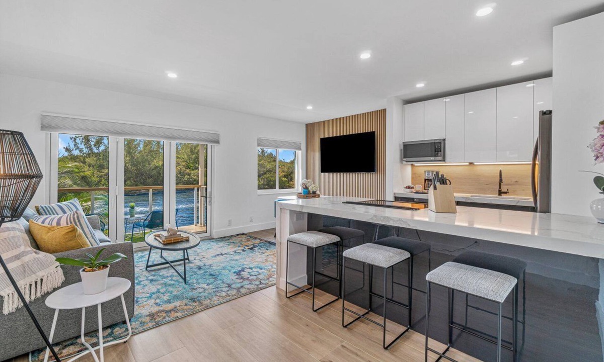 Deerfield Beach Apartment | Riverview Palms 14 |Waterfront Pool |Walk to Beach