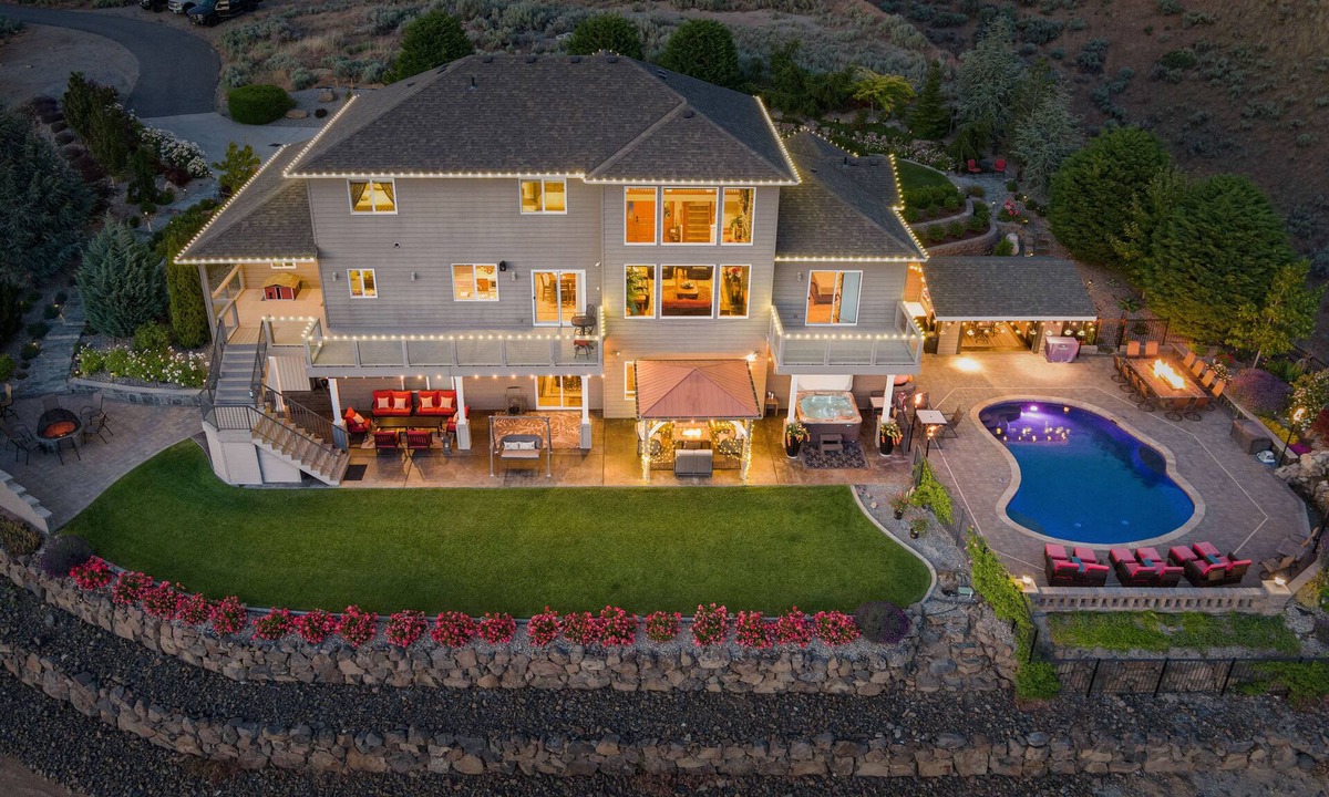 East Wenatchee House | Riverview Retreat: Incredible Views, Heated Pool, Spa, Theater Room & More!