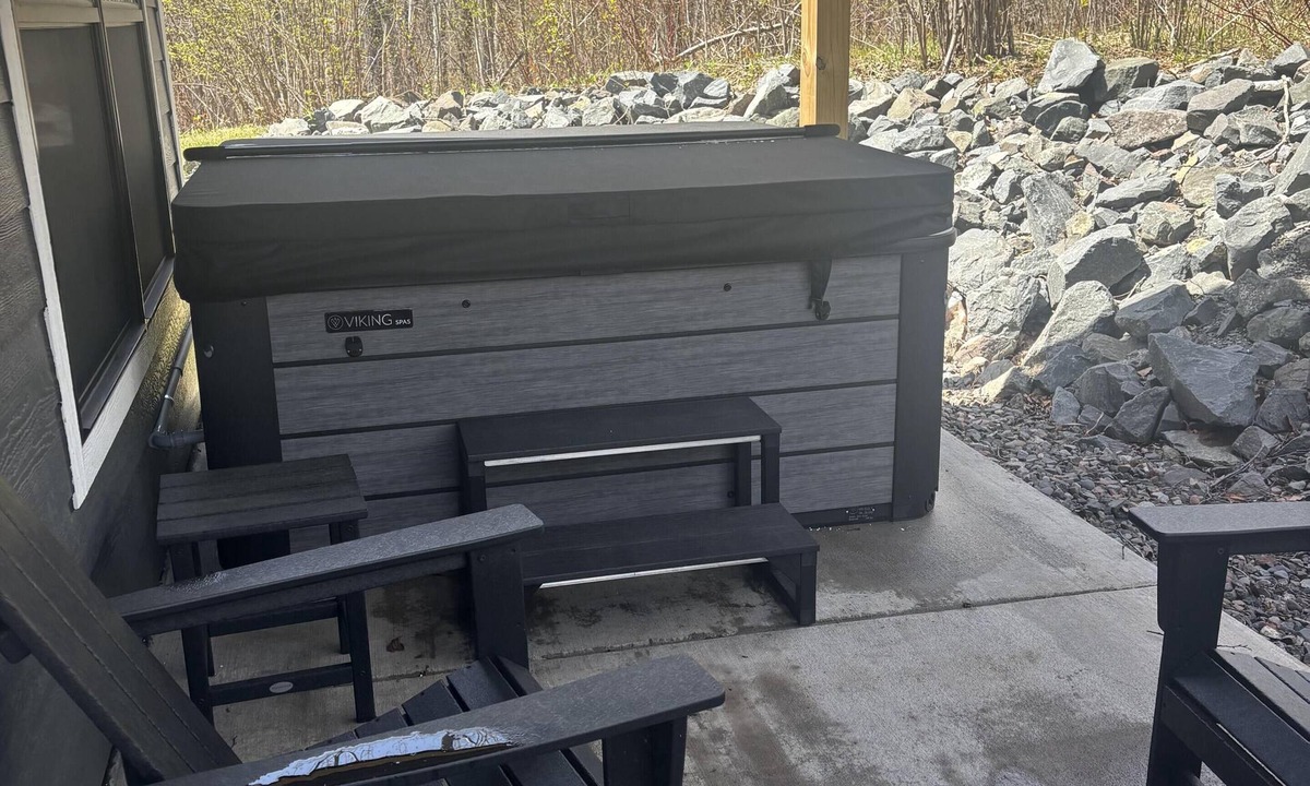 Riverside House | RiverWest Four Seasons - Hot tub -Dogs- Kids Play/Game Area