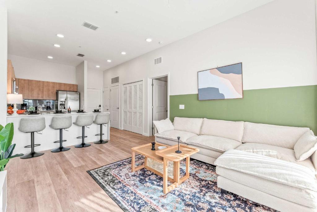 Florida Center Apartment | Riviere 3BR Apartment Stylish King Family Pets Friendly Pool & Gym Near Epic Universe