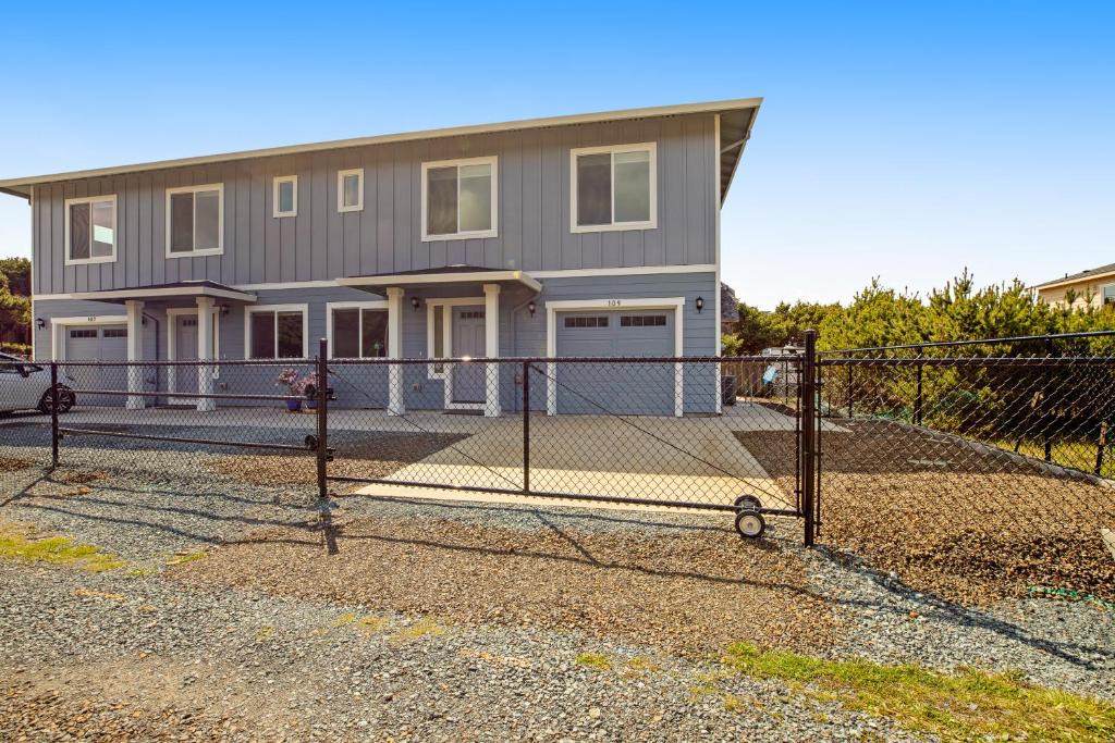 Rockaway Beach House | RJD Beachside Vacation Home B