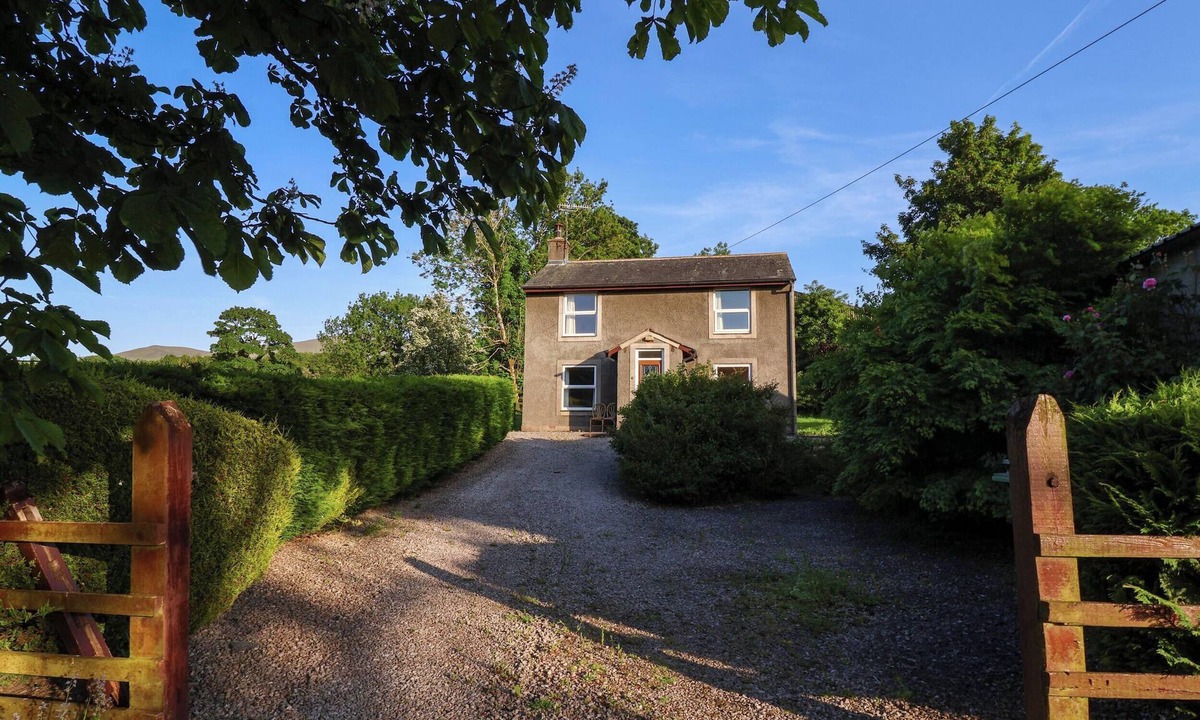 Bassenthwaite Cottage | ROBIN HOOD FARMHOUSE, pet friendly, with a garden in Bassenthwaite