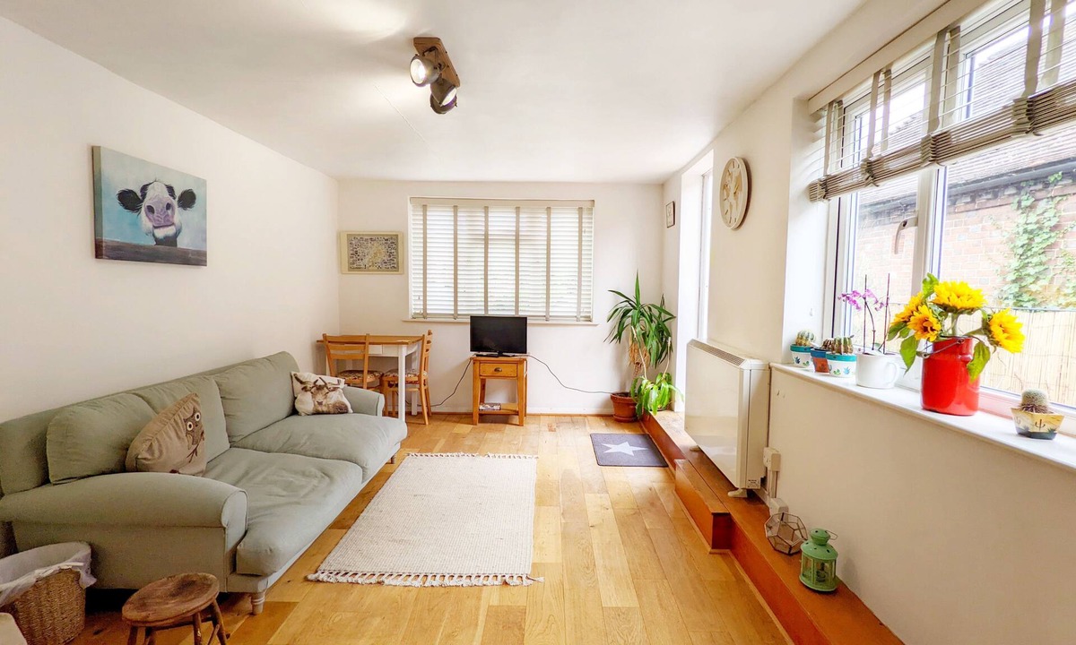 Billingshurst Cottage | Robins Rest, Billingshurst - sleeps 4 guests in 2 bedrooms