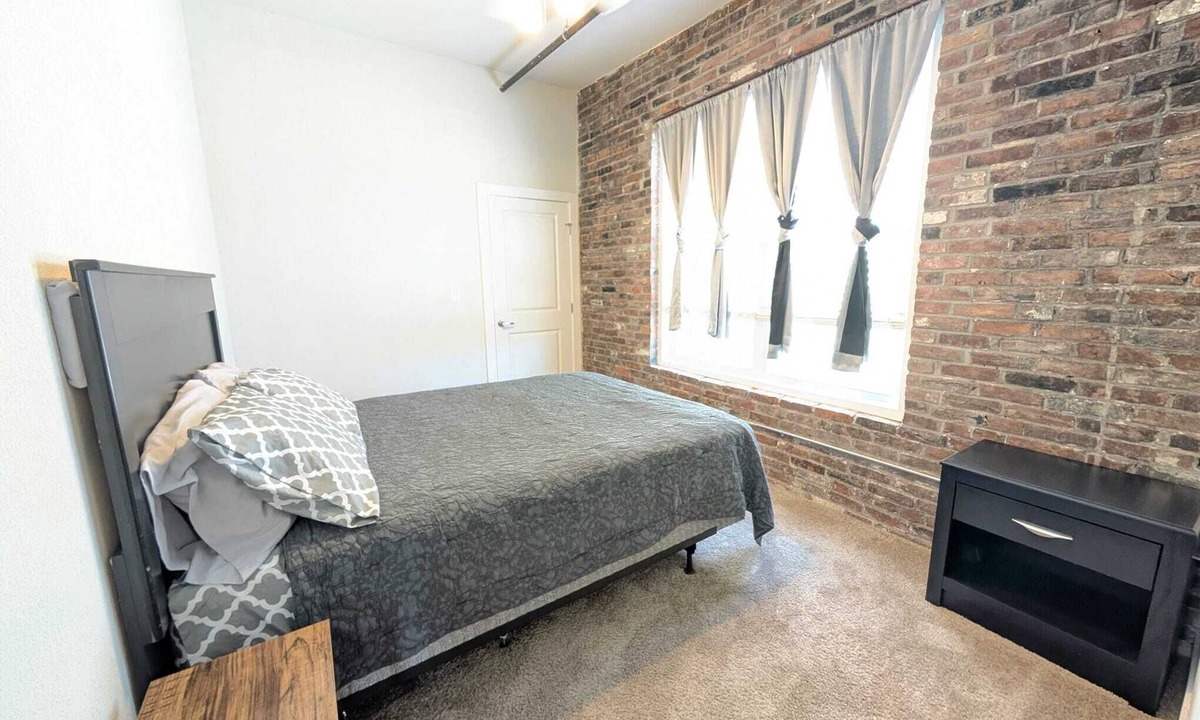 Central West End Apartment | Robust Queen Suite w/Parking- Near Barnes 202
